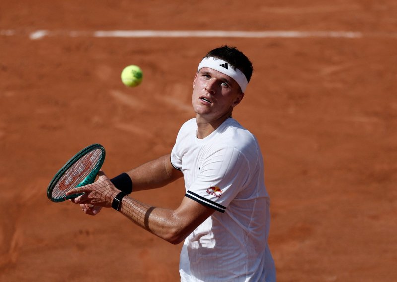 Mensik beats Fonseca to reach French Open semi-finals