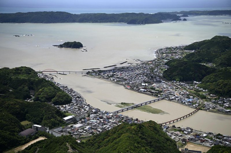 Tropical Storm Jangmi makes landfall in Japan, triggering flood warnings -  VIDEO 
