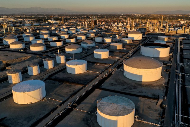 Oil climbs as Middle East tensions escalate, Iran talks stall