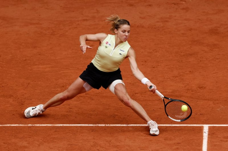 Chwalinska stuns Kalinskaya to reach French Open semi-finals