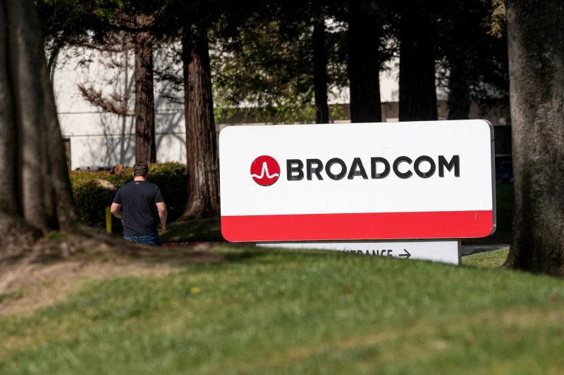 Broadcom stock falls after AI chip sales forecast disappoints