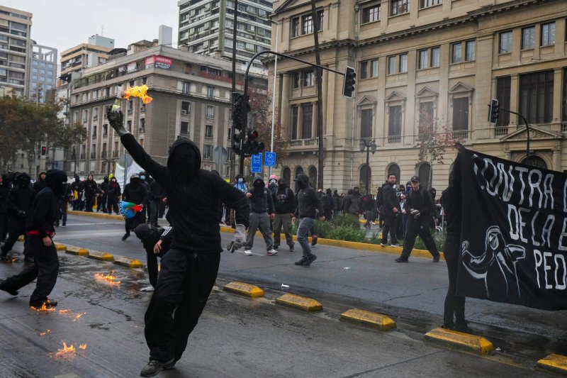 Dozens injured during anti-austerity student protest in Chile