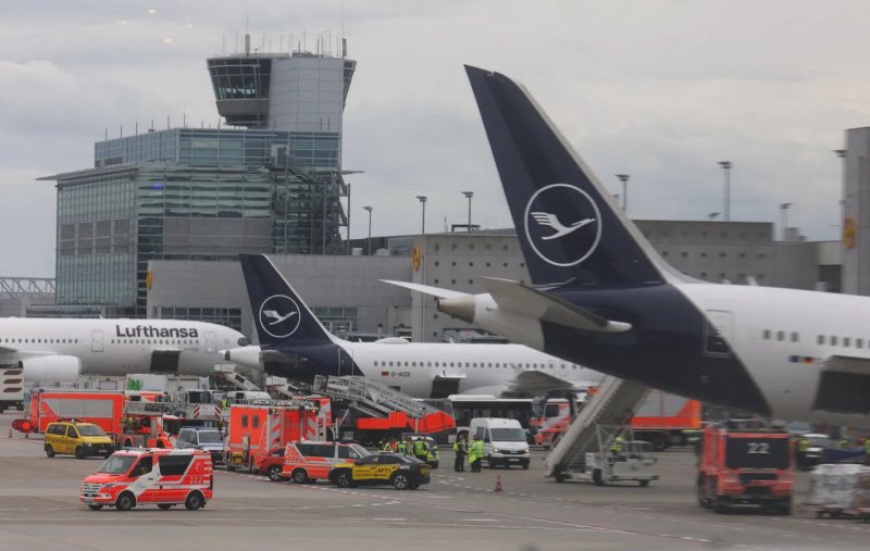 Lufthansa technicians hurt as gear collapses at Frankfurt Airport