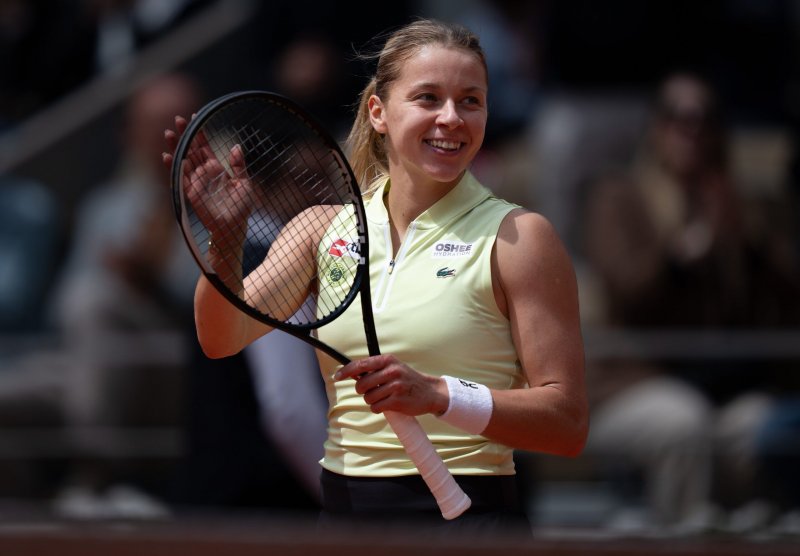 Qualifier Chwalinska defeats Shnaider to reach French Open final