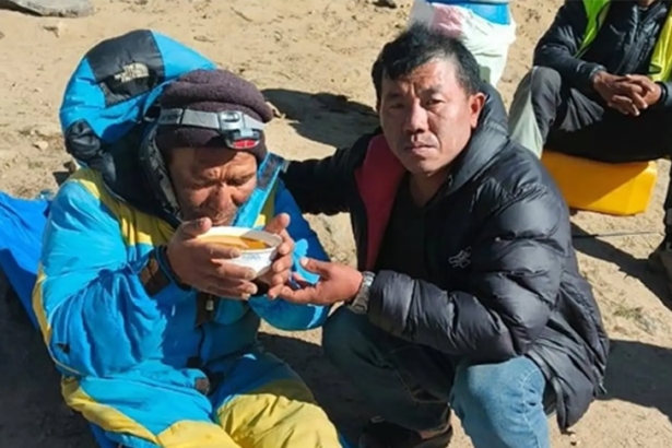 Everest guide found alive after six days missing on mountain