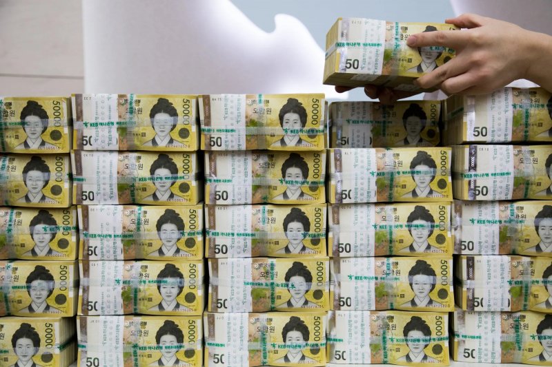 South Korean won falls to weakest level since 2009