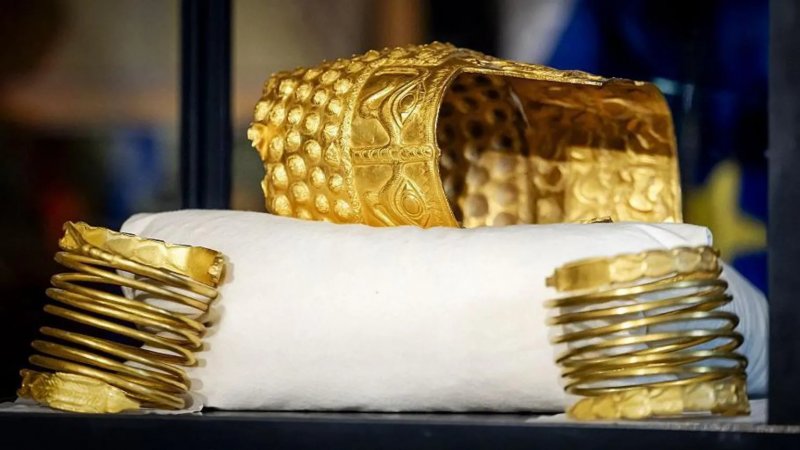 Three convicted for stealing ancient golden helmet from Dutch museum