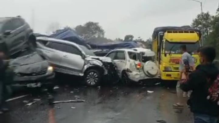 5 killed in toll road crash in western Indonesia 