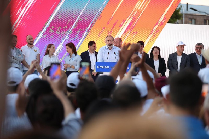 Who stood to benefit from the bomb threat campaign on election day in Armenia?