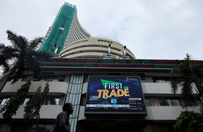 Indian shares decline; Nifty, Sensex hit by oil surge