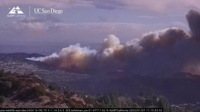 Wildfire erupts in San Diego's Sorrento Valley, forcing evacuations -  VIDEO 