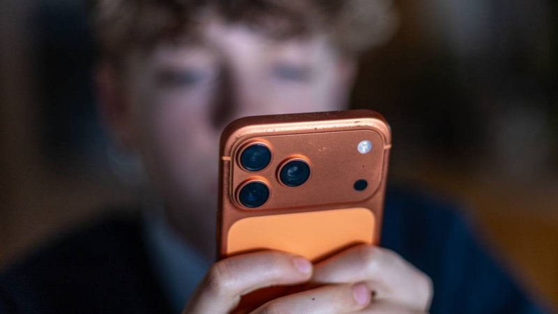 What drives Canada’s push to ban social media for under-16s?