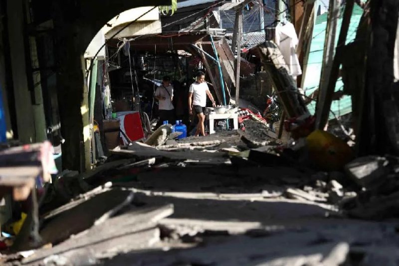 Philippine quake town seeks airlift amid shortages