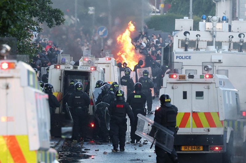 Northern Ireland riots: 12 officers injured, 16 arrested on second night