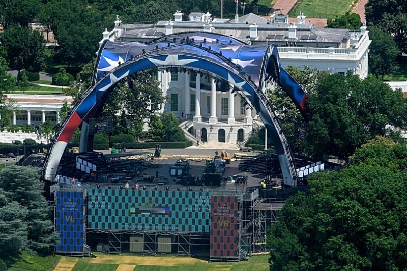 Trump marks 80th birthday with UFC cage fight at White House -  VIDEO 