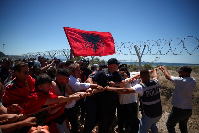 Albanian protesters tear down coastal project fences