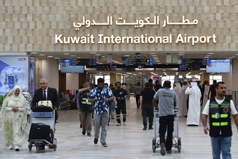 Kuwait resumes limited international flights
