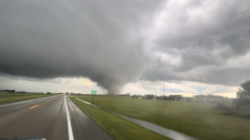 Tornado rips through Illinois as severe storms sweep Midwest -  VIDEO 