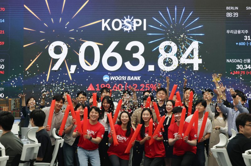 Seoul stocks hit record high above 9,000 on chip rally