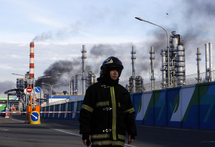 Second drone strike hits Moscow refinery, cause oil rain -  VIDEO 