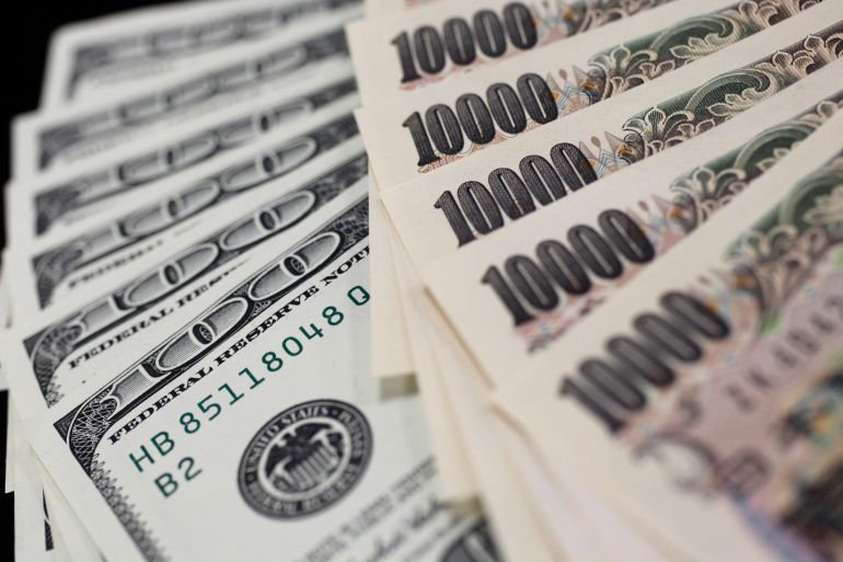 Yen sinks near 40-year low as dollar gains momentum