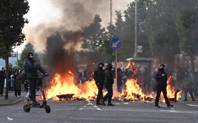 What is behind the Belfast anti-immigrant riots? 