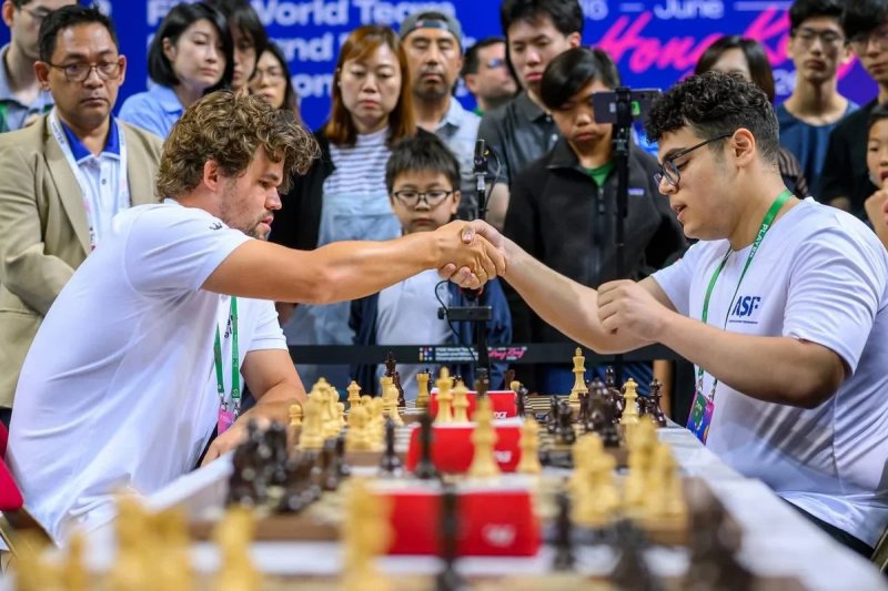Azerbaijani chess player beats Magnus Carlsen at World Championship