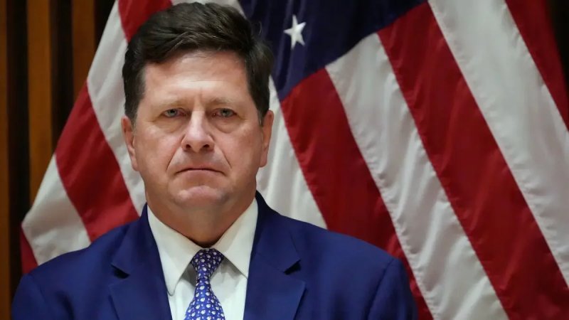 Trump delays hearing for new intelligence chief