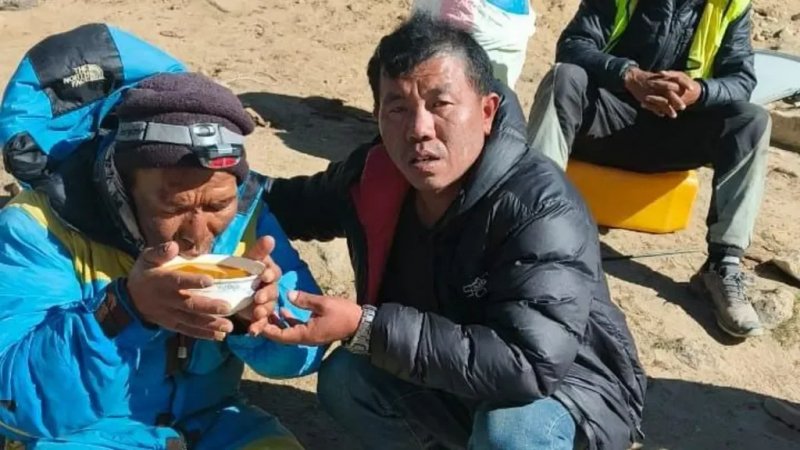 Mount Everest climber recounts moment he lost guide who survived alone for six days 