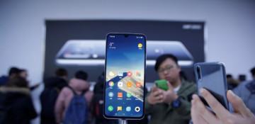 Global smartphone market faces record annual decline