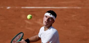 Mensik beats Fonseca to reach French Open semi-finals