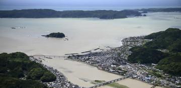 Tropical Storm Jangmi makes landfall in Japan, triggering flood warnings -  VIDEO 