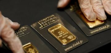 Gold climbs as dollar weakens, oil prices retreat