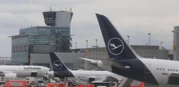 Lufthansa technicians hurt as gear collapses at Frankfurt Airport