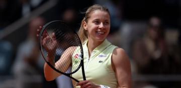 Qualifier Chwalinska defeats Shnaider to reach French Open final