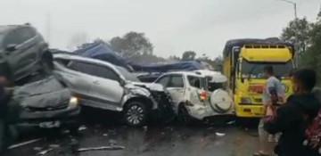 5 killed in toll road crash in western Indonesia 