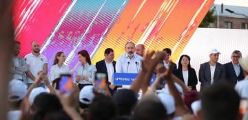 Who stood to benefit from the bomb threat campaign on election day in Armenia?