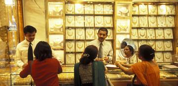 Dubai gold prices fall below Dh500 amid volatile global trading
