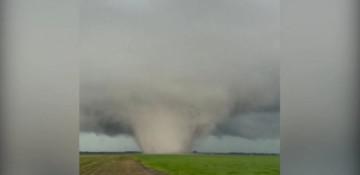 Tornadoes hit US Midwest; storm chaser digs man from rubble