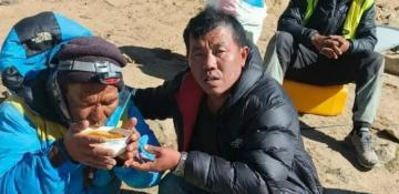 Mount Everest climber recounts moment he lost guide who survived alone for six days 