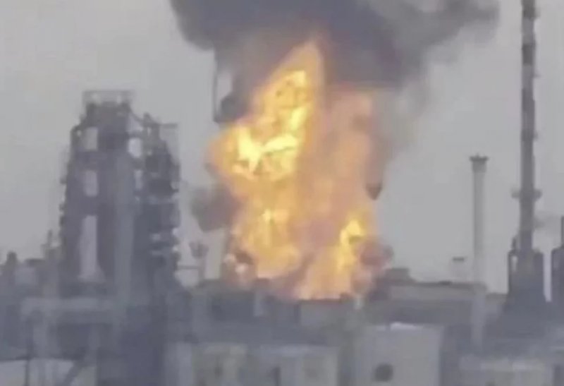 Blast reported at Antipinsky refinery in Tyumen -  VIDEO 