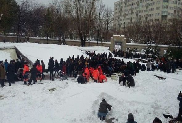 2 killed, over 20 wounded as tent collapses in Istanbul mosque