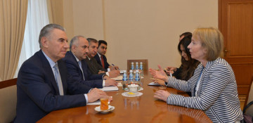 World community should help in Karabakh conflict solution: Crofts