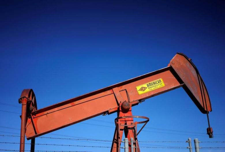 Oil rises from one-week low, U.S. inventory data in focus