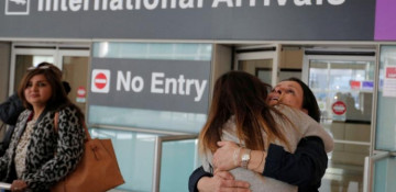 Two Republican senators seek sharp cut in legal U.S. immigration