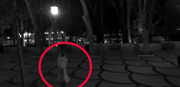 Cams in Baku capture woman in wedding gown walking alone at night - VIDEO