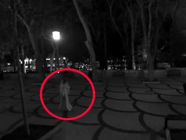 Cams in Baku capture woman in wedding gown walking alone at night - VIDEO