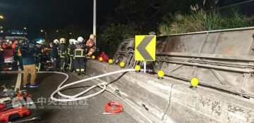 32 killed in Taiwan tour bus accident