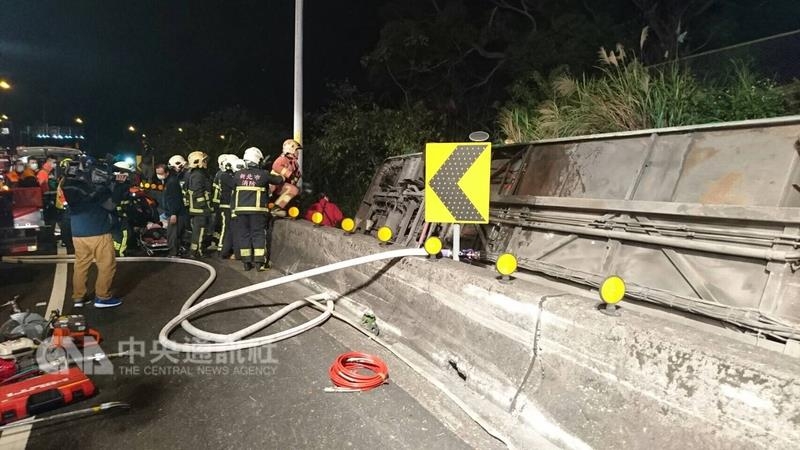 32 killed in Taiwan tour bus accident