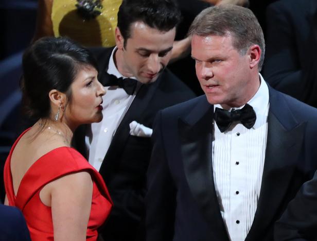 Tweeting accountant blamed for Oscar best picture blunder